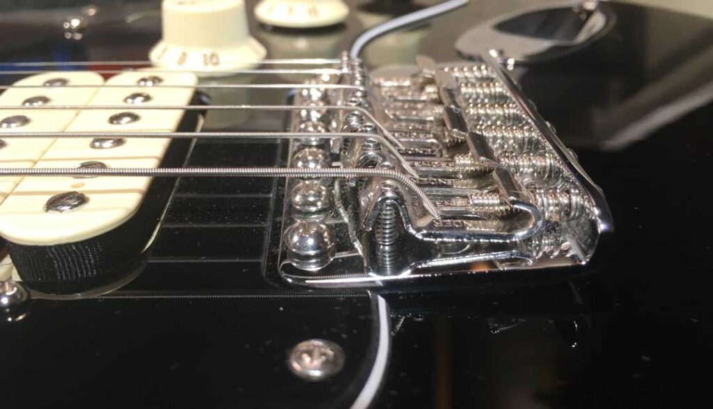 Stratocaster bridge with slight lift